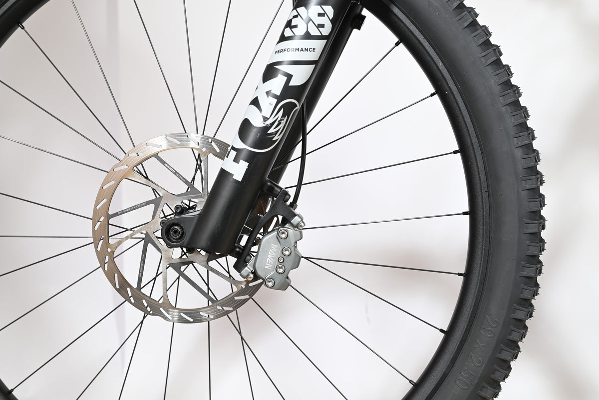 Gros plan sur la roue avant et la fourche Fox 38 du vélo électrique Loop Sports Cube Stereo Hybrid ONE77 HPC TM 800