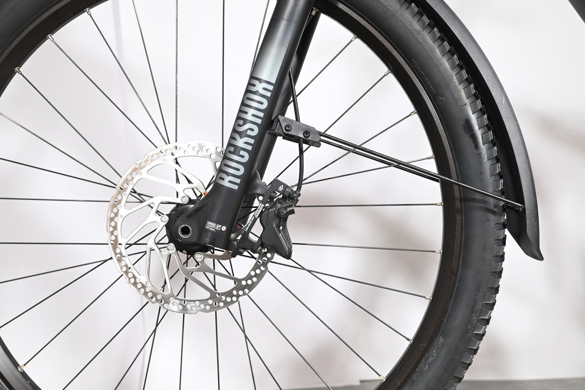Gros plan sur la roue avant et la fourche RockShox du vélo électrique Loop Sports Cube Stereo Hybrid 120 Pro