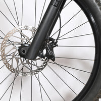 Gros plan sur la roue avant et le frein à disque hydraulique Shimano du vélo électrique Cube Stereo Hybrid Loop Sports
