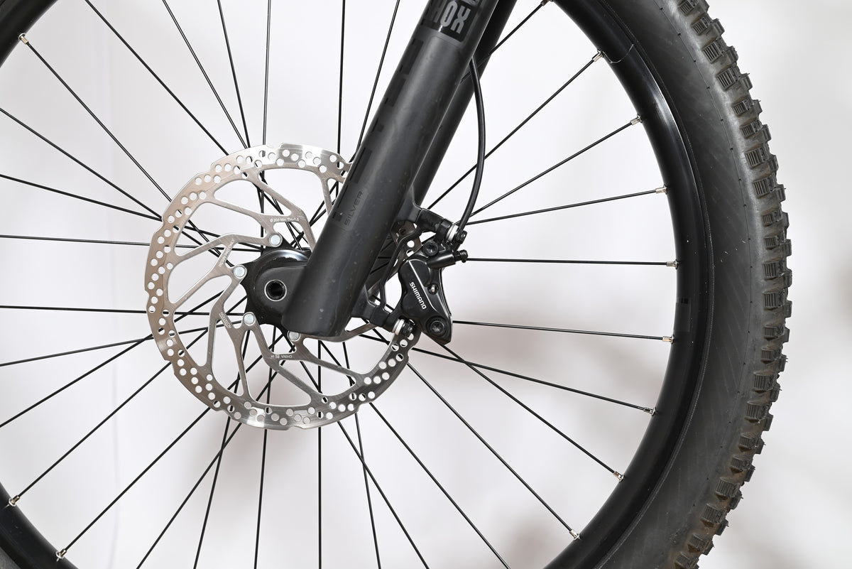 Gros plan sur la roue avant et le frein à disque hydraulique Shimano du vélo électrique Cube Stereo Hybrid Loop Sports
