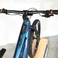 Vue de dessus du guidon et cadre bleu du VTT électrique Loop Sports Cube Stereo Hybrid ONE44 HPC SLX 800