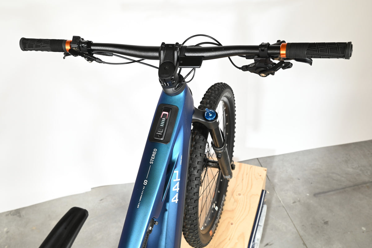 Vue de dessus du guidon et cadre bleu du VTT électrique Loop Sports Cube Stereo Hybrid ONE44 HPC SLX 800