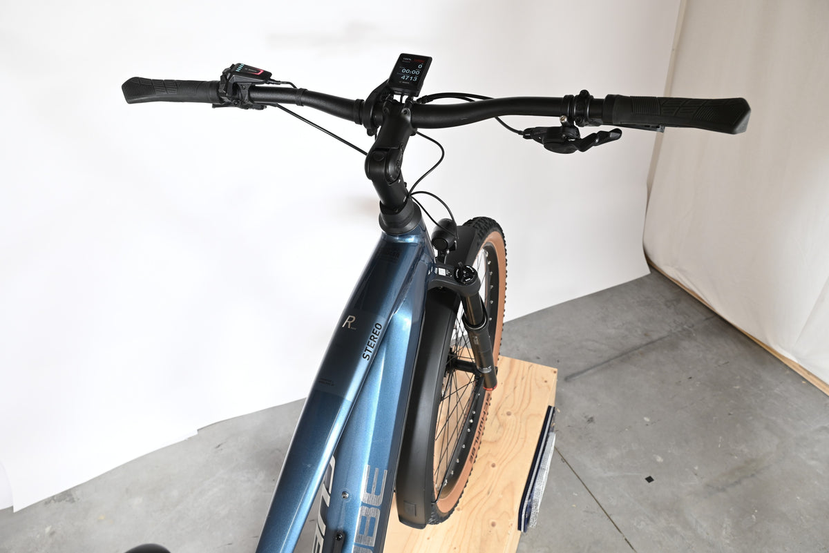 Vue plongeante du guidon et cadre bleu du vélo électrique Loop Sports Cube Stereo Hybrid 120 Race Allroad 750