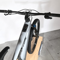 Vue plongeante sur le guidon et l'écran Bosch intégré du VTT électrique Loop Sports Cube Stereo Hybrid ONE44 gris
