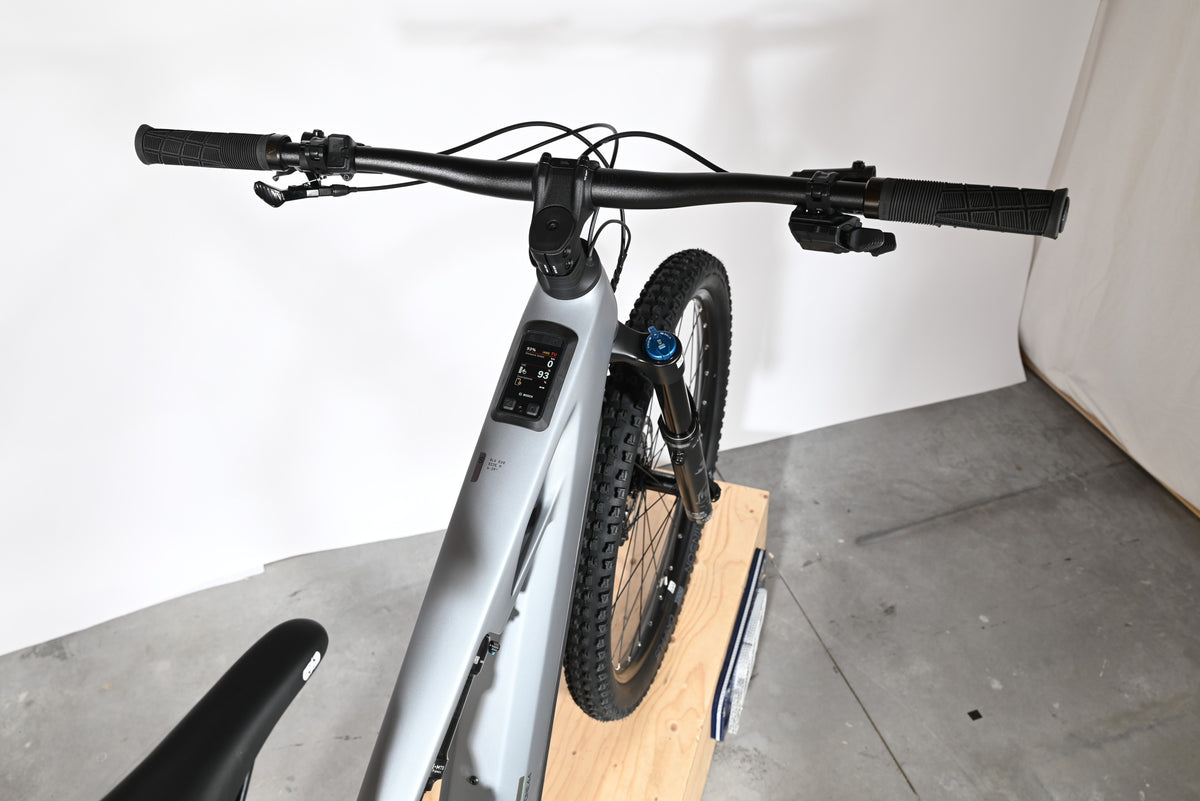 Vue plongeante sur le guidon et l'écran Bosch intégré du VTT électrique Loop Sports Cube Stereo Hybrid ONE44 gris