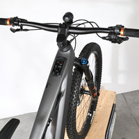 Vue de dessus du guidon et du cadre gris du vélo électrique Loop Sports Cube Stereo Hybrid ONE44 HPC SLX 800