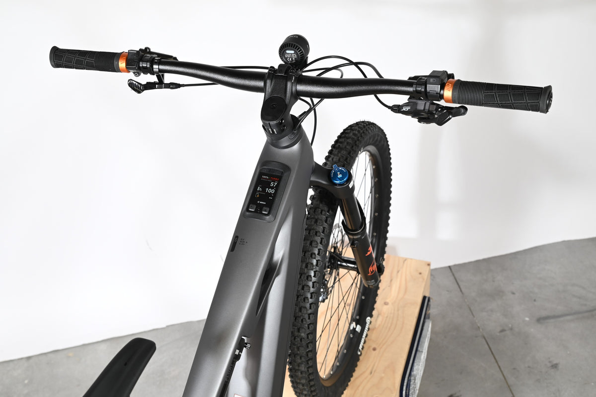 Vue de dessus du guidon et du cadre gris du vélo électrique Loop Sports Cube Stereo Hybrid ONE44 HPC SLX 800