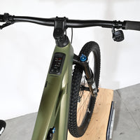 Vue plongeante du guidon et cadre vert olive du VTT électrique Loop Sports Cube Stereo Hybrid ONE77 HPC TM 800