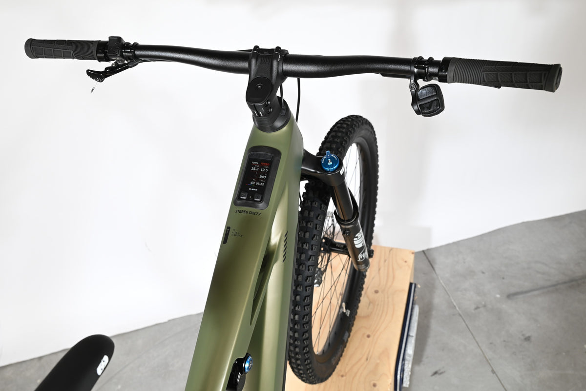 Vue plongeante du guidon et cadre vert olive du VTT électrique Loop Sports Cube Stereo Hybrid ONE77 HPC TM 800