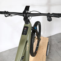 Vue plongeante du guidon et cadre vert olive du VTT électrique Cube Stereo Hybrid ONE77 HPC TM 800 chez Loop Sports