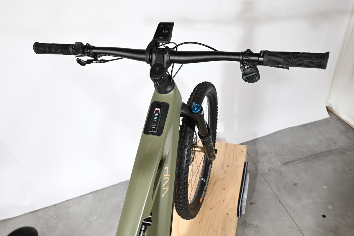 Vue plongeante du guidon et cadre vert olive du VTT électrique Cube Stereo Hybrid ONE77 HPC TM 800 chez Loop Sports