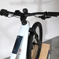 Vue rapprochée du guidon et du cadre blanc du vélo électrique Loop Sports Cube Stereo Hybrid 140 HPC Pro 750