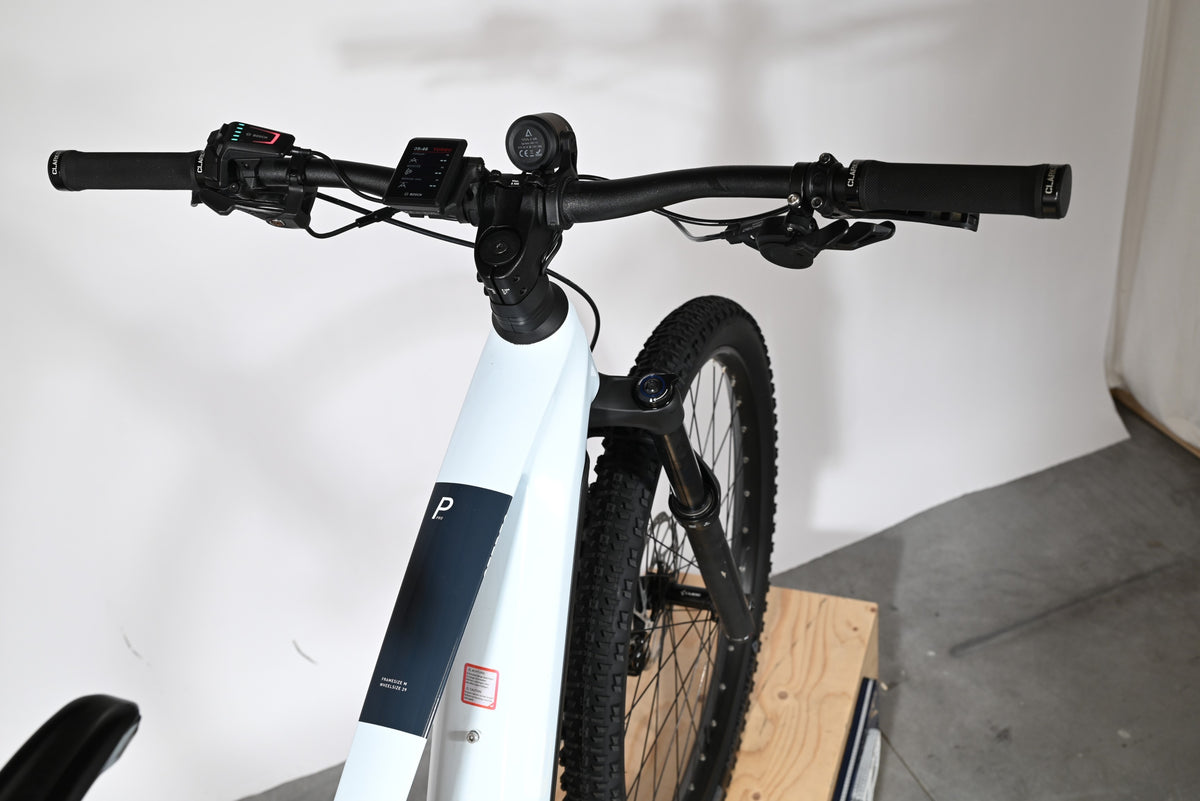 Vue rapprochée du guidon et du cadre blanc du vélo électrique Loop Sports Cube Stereo Hybrid 140 HPC Pro 750