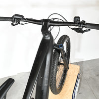 Vue de dessus du guidon et du cadre noir mat du VTT électrique Loop Sports Cube Stereo Hybrid ONE44 EX 800