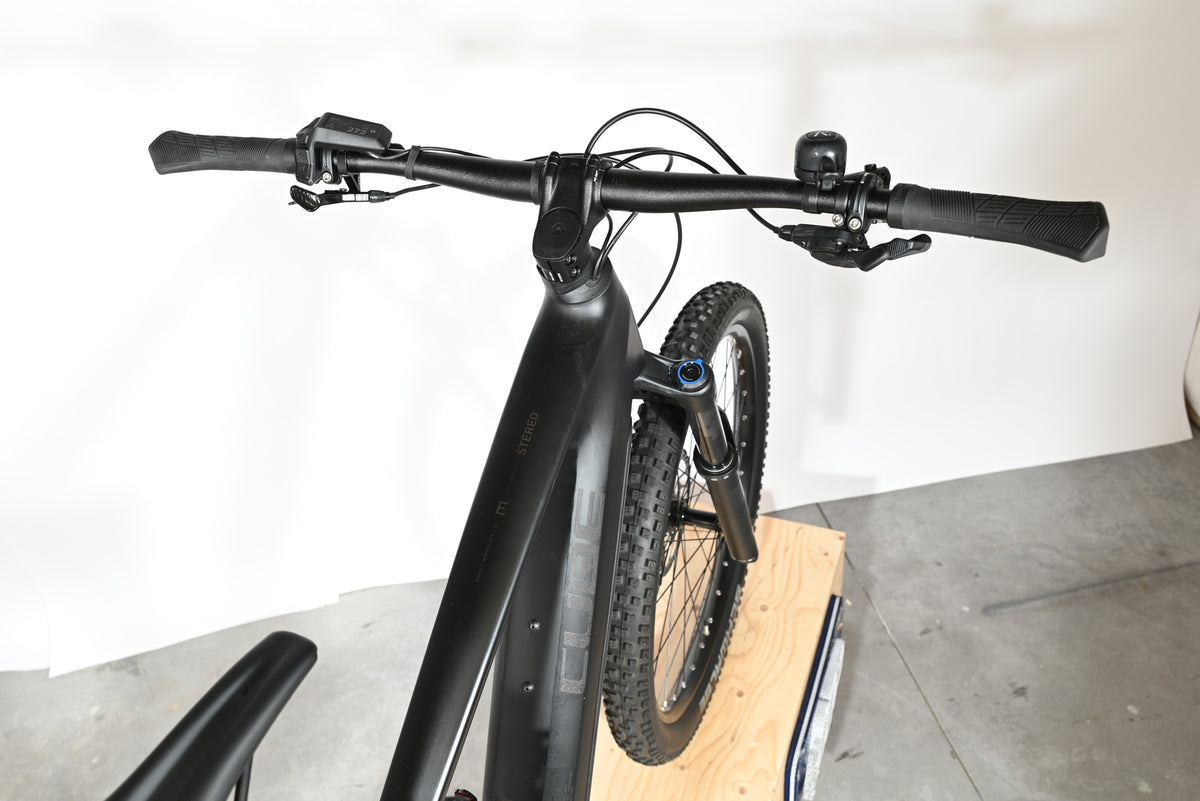 Vue de dessus du guidon et du cadre noir mat du VTT électrique Loop Sports Cube Stereo Hybrid ONE44 EX 800