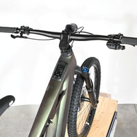 Vue plongeante du guidon et cadre irisé du VTT électrique Cube Stereo Hybrid ONE44 HPC SLX EVO 800 chez Loop Sports