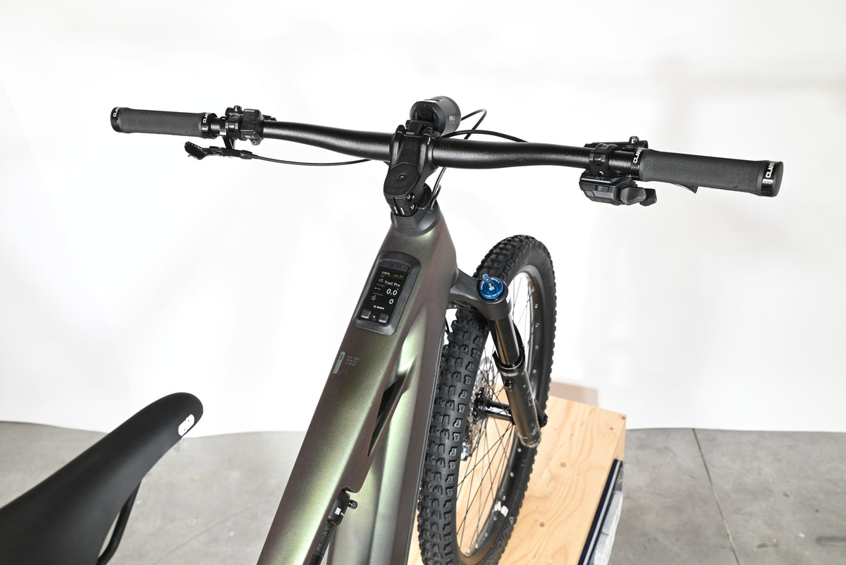 Vue plongeante du guidon et cadre irisé du VTT électrique Cube Stereo Hybrid ONE44 HPC SLX EVO 800 chez Loop Sports