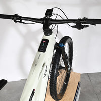 Vue plongeante du guidon et cadre blanc du VTT électrique Cube Stereo Hybrid ONE77 HPC SLX 800 chez Loop Sports