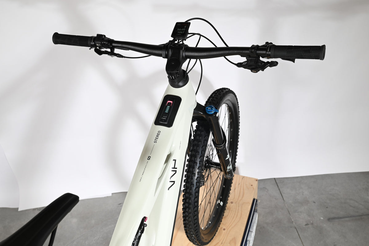 Vue plongeante du guidon et cadre blanc du VTT électrique Cube Stereo Hybrid ONE77 HPC SLX 800 chez Loop Sports