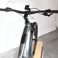 Vue de dessus du guidon et du cadre gris du vélo électrique Loop Sports Cube Stereo Hybrid 120 Pro Allroad 750