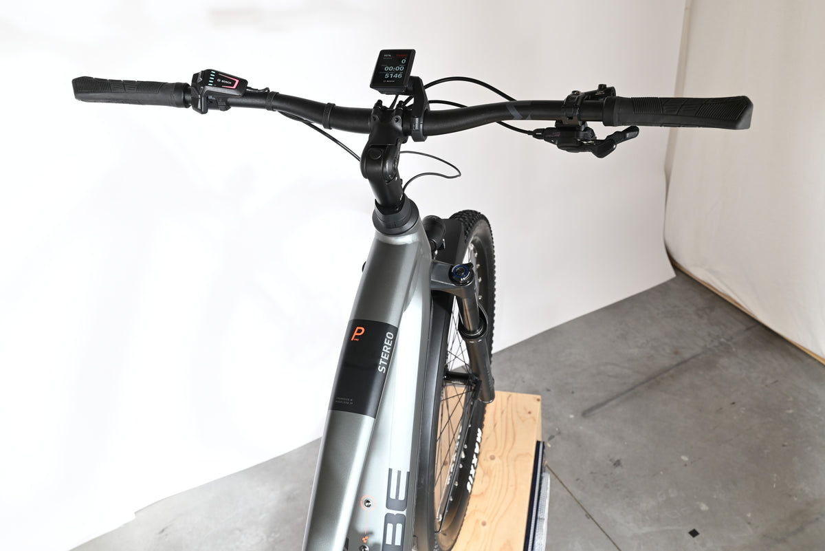 Vue de dessus du guidon et du cadre gris du vélo électrique Loop Sports Cube Stereo Hybrid 120 Pro Allroad 750