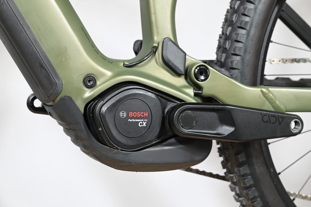 Moteur Bosch Performance Line CX sur cadre de VTT électrique Loop Sports Cube Stereo Hybrid vert olive