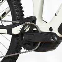 Gros plan sur le pédalier et le moteur Bosch du vélo électrique Cube Stereo Hybrid ONE77 HPC SLX 800 de Loop Sports
