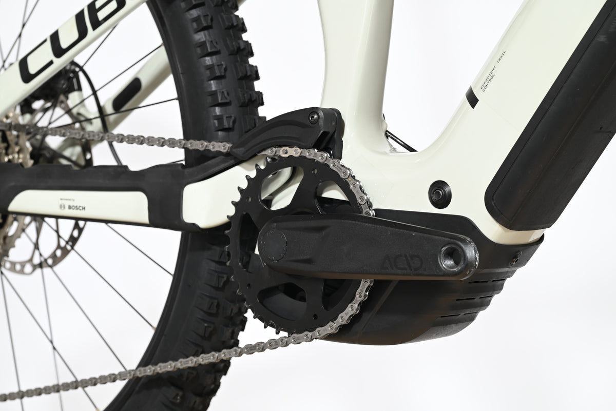 Gros plan sur le pédalier et le moteur Bosch du vélo électrique Cube Stereo Hybrid ONE77 HPC SLX 800 de Loop Sports