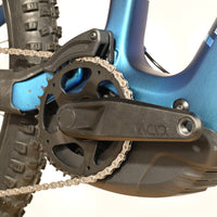 Gros plan sur le pédalier et le moteur électrique bleu du vélo Cube Stereo Hybrid ONE44 HPC SLX 800 chez Loop Sports