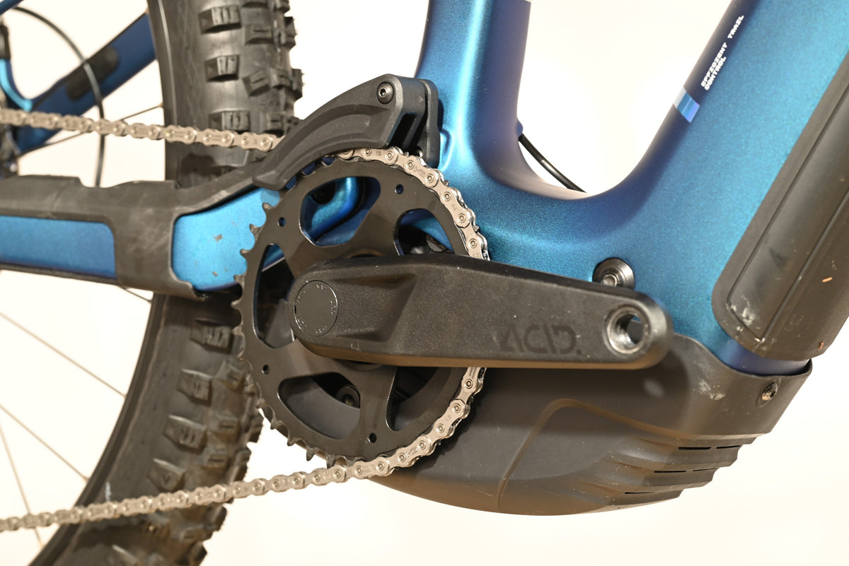 Gros plan sur le pédalier et le moteur électrique bleu du vélo Cube Stereo Hybrid ONE44 HPC SLX 800 chez Loop Sports