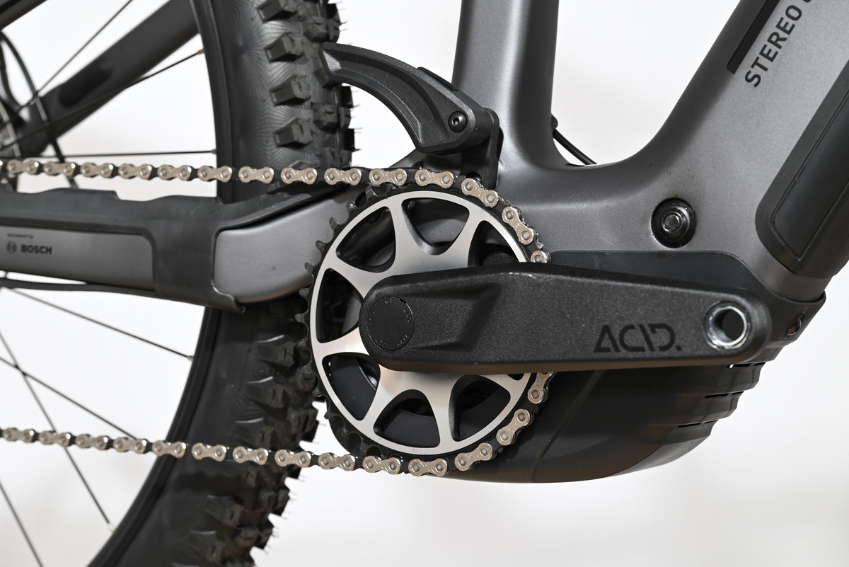 Gros plan sur le pédalier et le moteur Bosch du vélo électrique Loop Sports Cube Stereo Hybrid ONE44 HPC SLX 800 gris