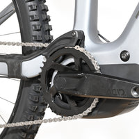 Gros plan sur le pédalier et le moteur électrique du vélo électrique Loop Sports Cube Stereo Hybrid ONE44 HPC SLX