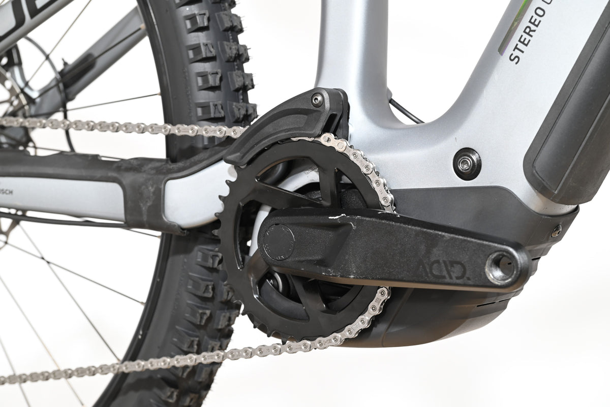 Gros plan sur le pédalier et le moteur électrique du vélo électrique Loop Sports Cube Stereo Hybrid ONE44 HPC SLX