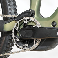Gros plan sur le pédalier et le cadre vert olive du vélo électrique Cube Stereo Hybrid ONE77 HPC TM 800 chez Loop Sports