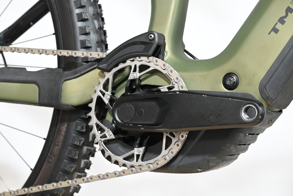 Gros plan sur le pédalier et le cadre vert olive du vélo électrique Cube Stereo Hybrid ONE77 HPC TM 800 chez Loop Sports
