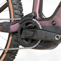 Gros plan sur le pédalier et le moteur électrique du vélo Loop Sports Cube Stereo Hybrid ONE44 HPC SLX 800 violet