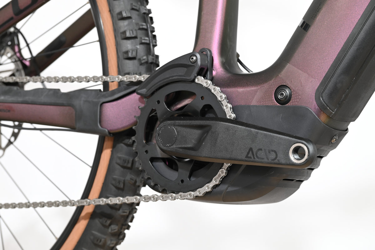 Gros plan sur le pédalier et le moteur électrique du vélo Loop Sports Cube Stereo Hybrid ONE44 HPC SLX 800 violet