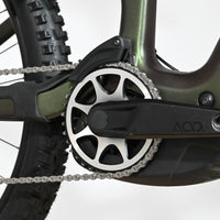 Gros plan sur le pédalier et le moteur Bosch du vélo électrique Cube Stereo Hybrid ONE44 HPC SLX EVO 800 de Loop Sports