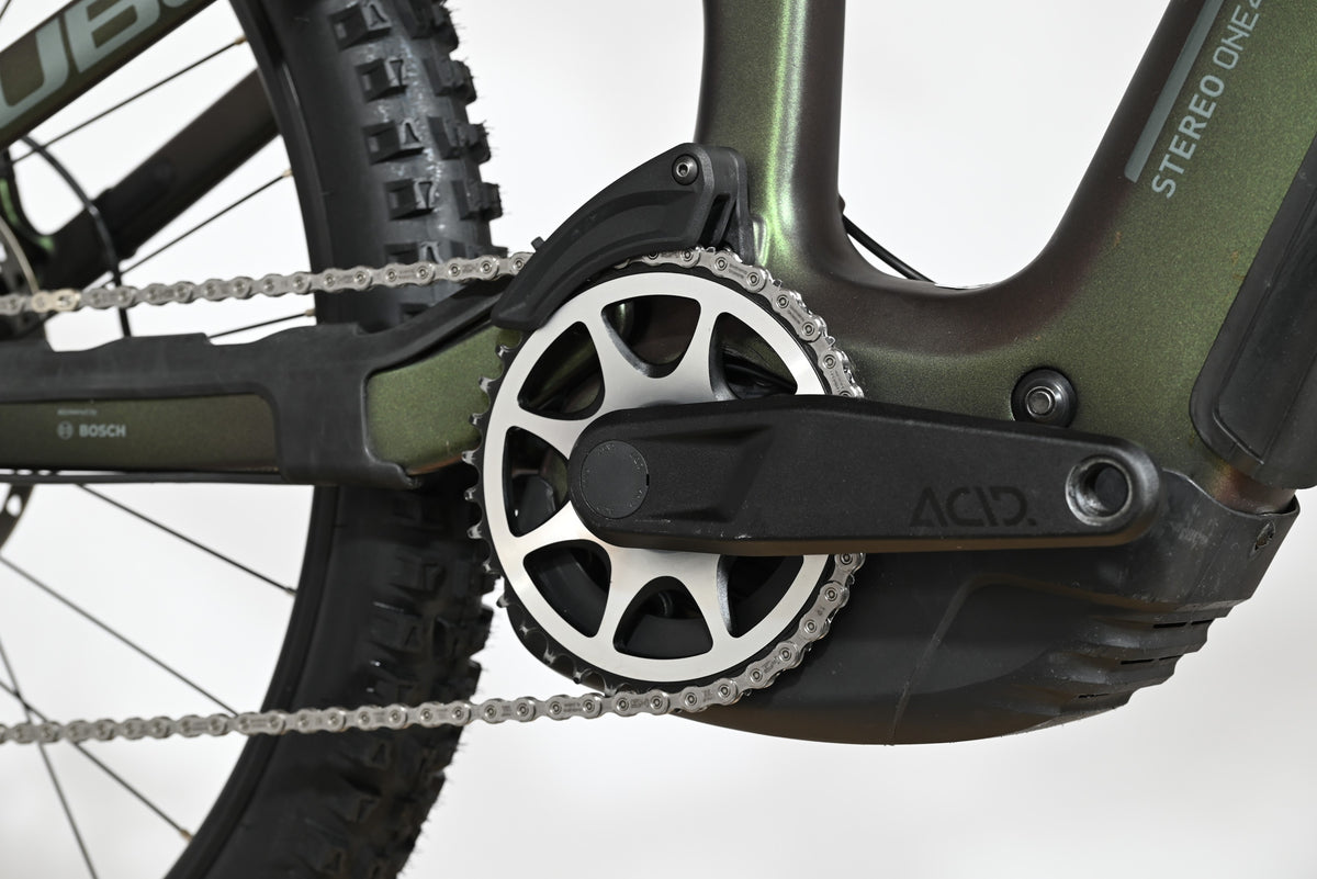 Gros plan sur le pédalier et le moteur Bosch du vélo électrique Cube Stereo Hybrid ONE44 HPC SLX EVO 800 de Loop Sports