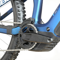 Gros plan sur le pédalier et le cadre bleu du vélo électrique Cube Stereo Hybrid ONE44 HPC SLX 800 de Loop Sports