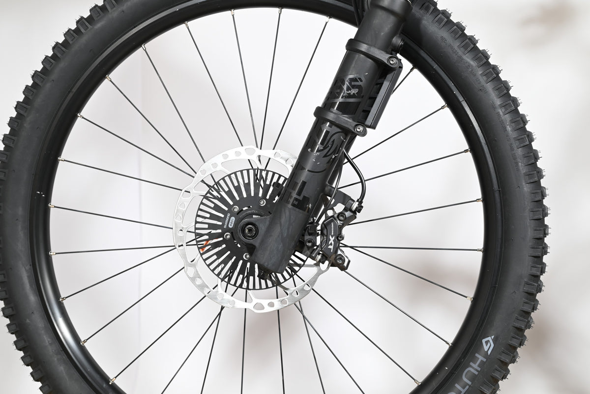 Roue avant et fourche de VTT électrique Loop Sports Cube Stereo Hybrid avec frein à disque Shimano XT