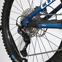 Transmission arrière et dérailleur Shimano XT sur vélo électrique Cube Stereo Hybrid Loop Sports bleu