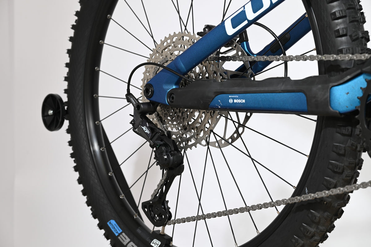 Transmission arrière et dérailleur Shimano XT sur vélo électrique Cube Stereo Hybrid Loop Sports bleu