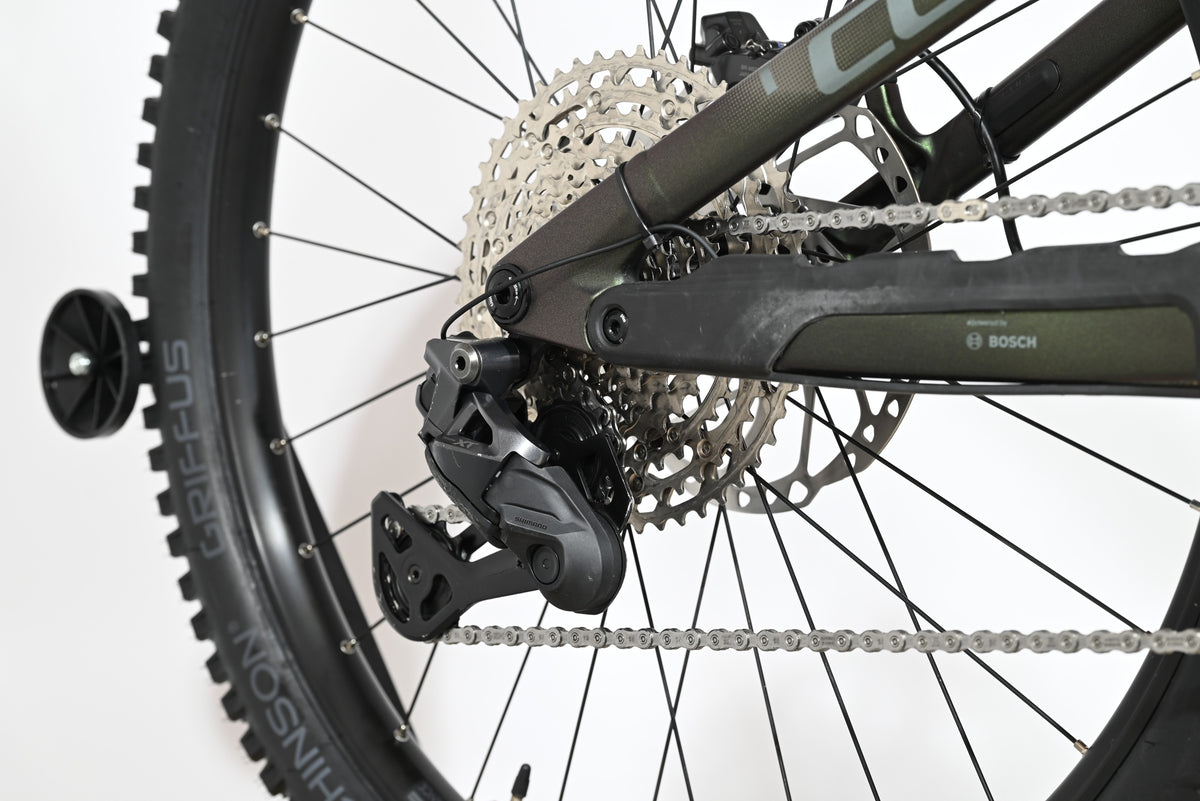 Transmission arrière et dérailleur Shimano sur vélo électrique Cube Stereo Hybrid Loop Sports