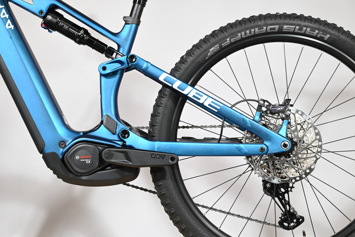 Velo electrique VTT Loop Sports Cube Stereo Hybrid bleu avec moteur Bosch Performance CX et suspension Fox