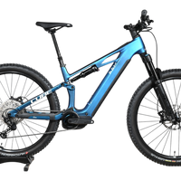 Velo electrique tout-terrain Cube Stereo Hybrid ONE44 HPC SLX 800 bleu de Loop Sports sur socle en bois