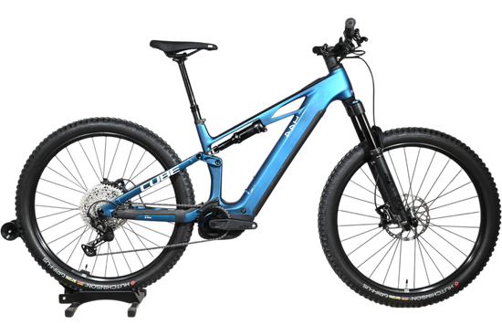 Velo electrique tout-terrain Cube Stereo Hybrid ONE44 HPC SLX 800 bleu de Loop Sports sur socle en bois