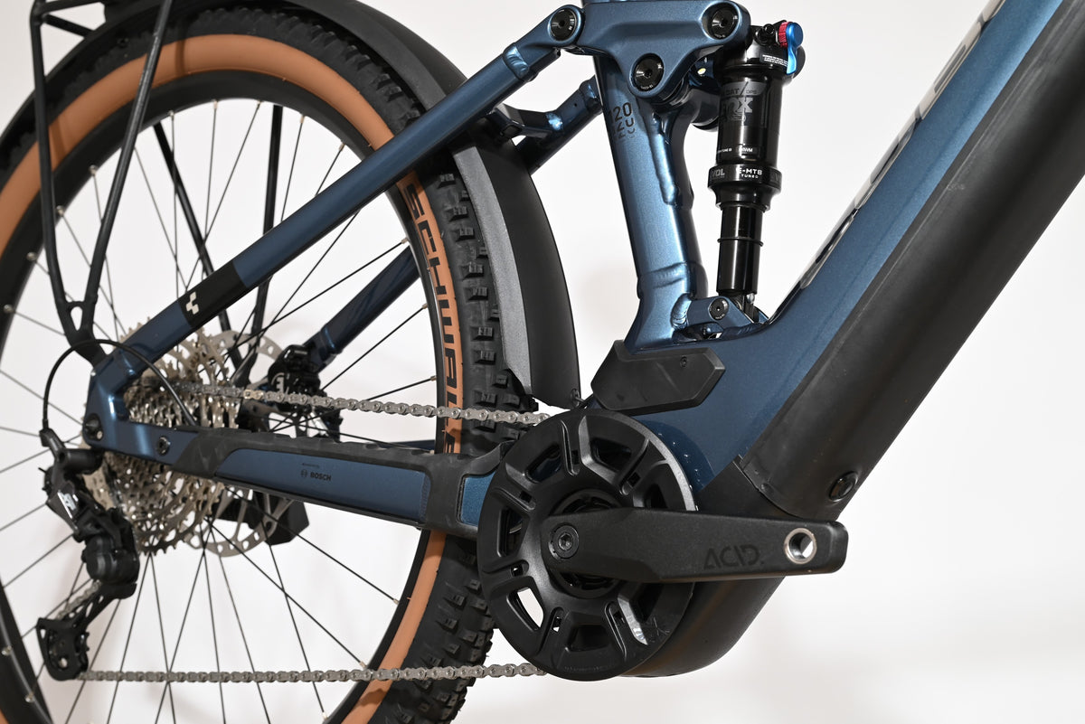 Velo electrique tout-suspendu Loop Sports Cube Stereo Hybrid 120 bleu avec moteur Bosch et pneus a flancs marron