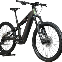 Velo electrique tout-terrain Loop Sports Cube Stereo Hybrid ONE44 HPC SLX EVO 800 noir et vert sur support en bois