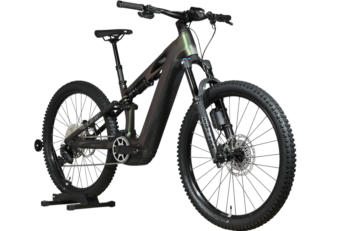 Velo electrique tout-terrain Loop Sports Cube Stereo Hybrid ONE44 HPC SLX EVO 800 noir et vert sur support en bois